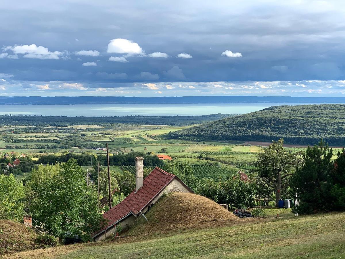 Kisvulkan Nyulontul Mencshely Buitenkant foto