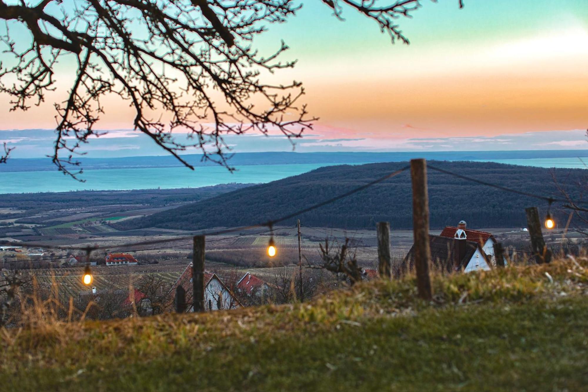 Kisvulkan Nyulontul Mencshely Buitenkant foto